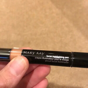 MARY Kay facial highlighting pen